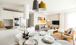 En moderne stue med kjøkkenområde, spisebord og sofa. (AI-generert tekst)