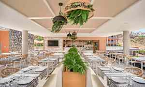 Utendørsrestaurant med dekkede bord og dekorative planter. (AI-generert tekst)