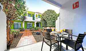 Utendørsområde med sitteplasser og frodig omgivelser. (AI-generert tekst)