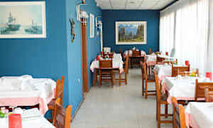 En restaurant med trebord og stoler, blå vegger og dekorasjoner og malerier. (AI-generert tekst)