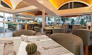 En spisesal med dekorative detaljer plassert på bordene. (AI-generert tekst)