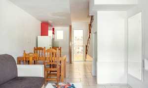 Et rom med sofa, spisebord og kjøkkenutstyr. (AI-generert tekst)