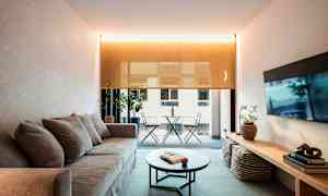 Stue med sofa, salongbord og utsikt til balkong. (AI-generert tekst)