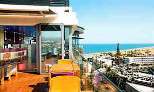 En uteservering med utsikt over en strand og havet. (AI-generert tekst)