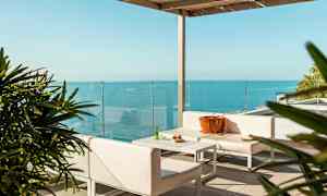 Moderne terrasse med møbler og havutsikt. (AI-generert tekst)