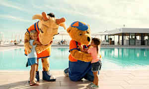 To karakterer i dyrekostymer ved et basseng som interagerer med barn. (AI-generert tekst)
