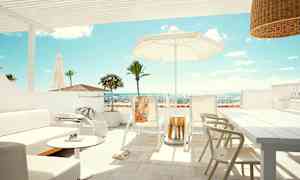 En solrik terrasse med møbler, parasoll og utsikt over palmer og havet. (AI-generert tekst)