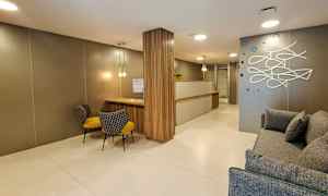 Moderne resepsjonsområde med skranke, sofagruppe og stoler. (AI-generert tekst)