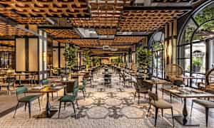 En innbydende restaurant med elegant innredning, bord og stoler, samt grønne planter som dekor. (AI-generert tekst)