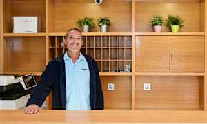 Resepsjon med treinnredning, planter og nøkkelskap. (AI-generert tekst)