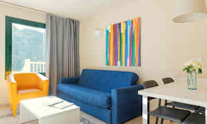 Stue med sofa, lenestol og spisebord. (AI-generert tekst)