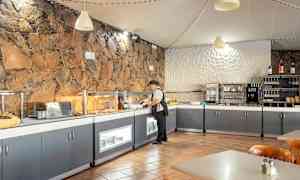 En frokostbuffé i en restaurant med steinmur og moderne fasiliteter. (AI-generert tekst)