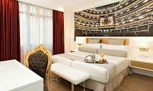 Rom med dobbeltseng, rødt gardin og en stol med gulldekor. (AI-generert tekst)