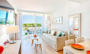 Lys og moderne hotellsuite med balkong og utsikt. (AI-generert tekst)