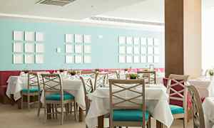 Restaurant med dekte bord og fargerik innredning. (AI-generert tekst)