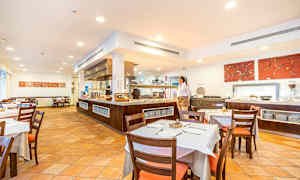 Bilde av en romslig restaurant med dekkede bord og en serveringsdisk. (AI-generert tekst)