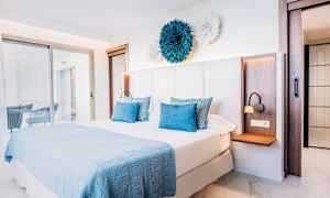 Soverom med en dobbeltseng og lys, moderne innredning. (AI-generert tekst)