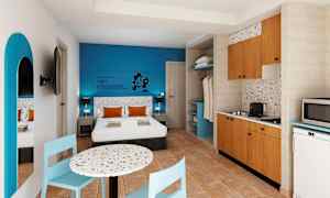 Hotellrom med dobbeltseng, blå vegg, spisebord og kjøkken. (AI-generert tekst)