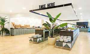 Bufféområde med serveringsbord, matvarer og dekorasjoner. (AI-generert tekst)