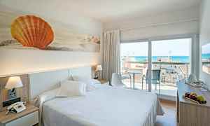 Et hotellrom med en dobbeltseng, dekorativ kunst av en orange skjell på veggen og en balkong med havutsikt. (AI-generert tekst)
