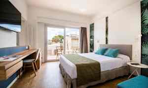 Et lys og moderne hotellrom med en stor seng, skrivebord, TV og en balkong med sittemøbler. (AI-generert tekst)