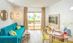 En lys stue med en turkis sofa, et spisebord med gule stoler og utsikt mot en uteplass. (AI-generert tekst)