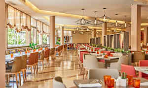 En restaurant med sitteplasser, bord og dekorasjoner. (AI-generert tekst)