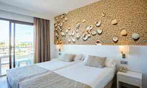 Hotellrom med to enkeltsenger, dekorativt bilde med skjell og balkong med utsikt. (AI-generert tekst)