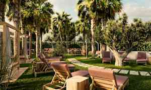 En hage med solsenger, bord og stoler blant palmer og annen vegetasjon. (AI-generert tekst)