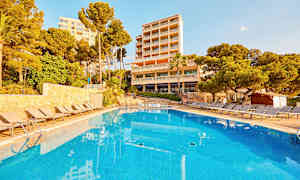 Utendørsbasseng foran hotellbygning, omgitt av solsenger og grøntområder. (AI-generert tekst)