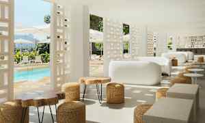 Moderne lounge med hvite sofaer og trebord, med utsikt mot et basseng og parasoller. (AI-generert tekst)