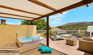 Luftig terrasse med boblebad, solsenger og sittegruppe under en trepergola. (AI-generert tekst)