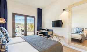 Dobbeltrom med utsikt mot balkong. (AI-generert tekst)