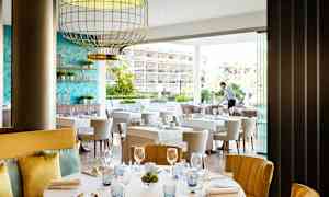 Restaurant med dekkede bord og elegant innredning. (AI-generert tekst)