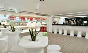 En moderne og stilren bar med hvite møbler og interiørdetaljer. (AI-generert tekst)