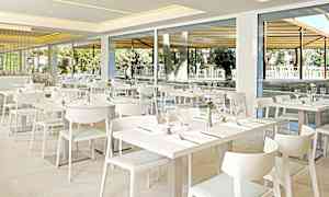 En moderne restaurant med hvite møbler og borddekking. (AI-generert tekst)