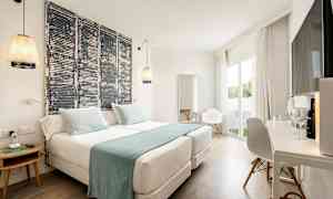 Moderne dobbeltrom med to enkeltsenger, hvite vegger og dekorative detaljer. (AI-generert tekst)