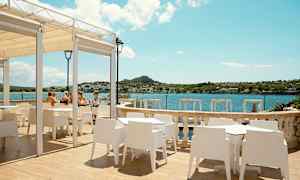 Uteservering med utsikt over bukten. (AI-generert tekst)