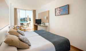 Dobbeltrom med stor balkong og havutsikt