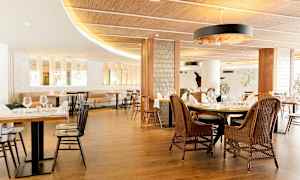 En moderne restaurant med elegante møbler og dekkede bord. (AI-generert tekst)