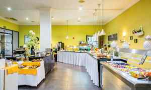 En spisesal med ulike oppstilte retter og serveringsstasjoner. (AI-generert tekst)