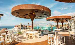 Utendørs serveringsområde med moderne skjermer og utsikt over havet. (AI-generert tekst)