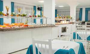 Restaurantbuffé med mat og sitteplasser. (AI-generert tekst)