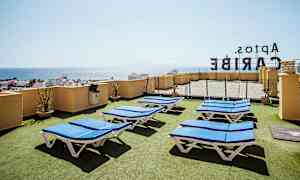 Takterrasse med solsenger og utsikt over havet. (AI-generert tekst)