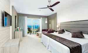 Dobbeltrom med moderne innredning, havutsikt fra balkong. (AI-generert tekst)