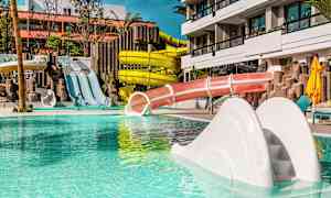 En vannpark med flere vannsklier og et svømmebasseng. (AI-generert tekst)