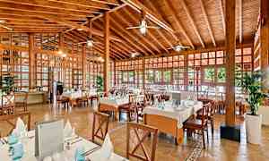 En restaurant med treinteriør, dekkede bord og stoler. (AI-generert tekst)