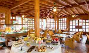 En matservering med buffébord og kurvmøbler. (AI-generert tekst)