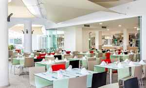 Restaurant med dekkede bord og fargerike stoler. (AI-generert tekst)