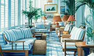 En lys og luftig stue innredet med stripete sofaer og lenestoler, flere planter og lamper med skjermer spredt rundt i rommet. (AI-generert tekst)